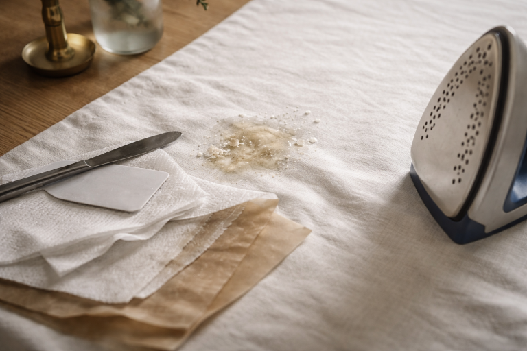 7 sikre tricks til at fjerne stearin fra dug, bord og lysestager