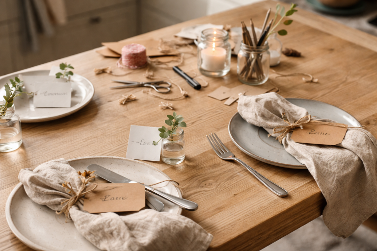 Da jeg stod med 18 gæster og nul bordkort (og fandt 10 hurtige løsninger)